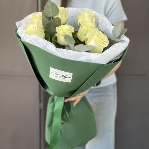 Комплимент из белых роз и эвкалипта