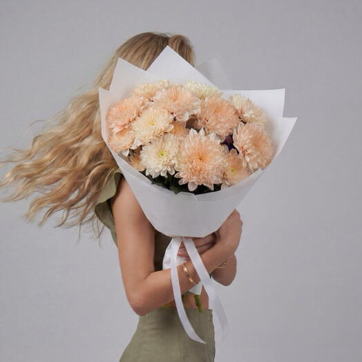 Монобукет с персиковой кустовой хризантемой (5 веток) от XOFLOWERS