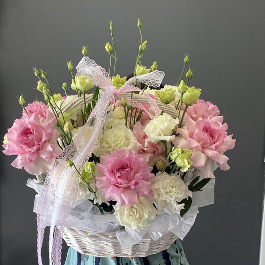 Корзина из французских роз и эустомы🌸
