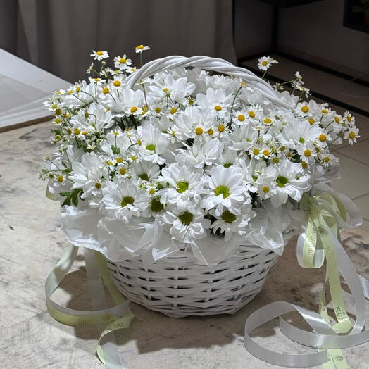 Корзина с ромашками и хризантемами