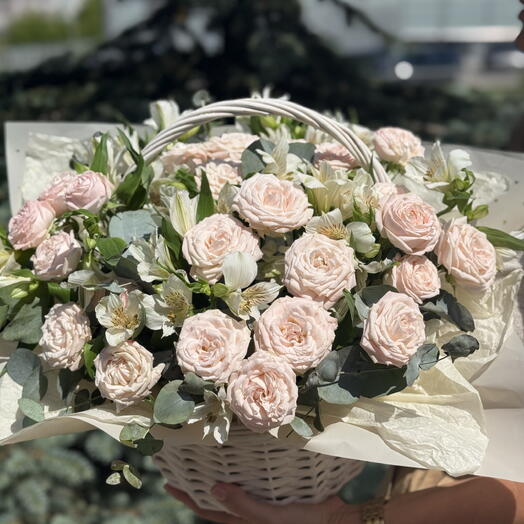 Корзина кустовых роз и альстромерий
