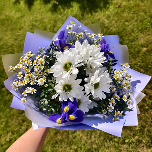 Букет из ирисов и ромашек 🌼