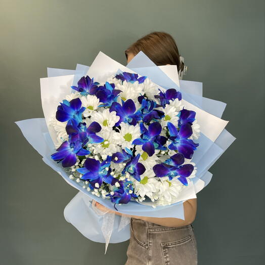 Букет с синими орхидеями и кустовой хризантемы ромашки 🌼