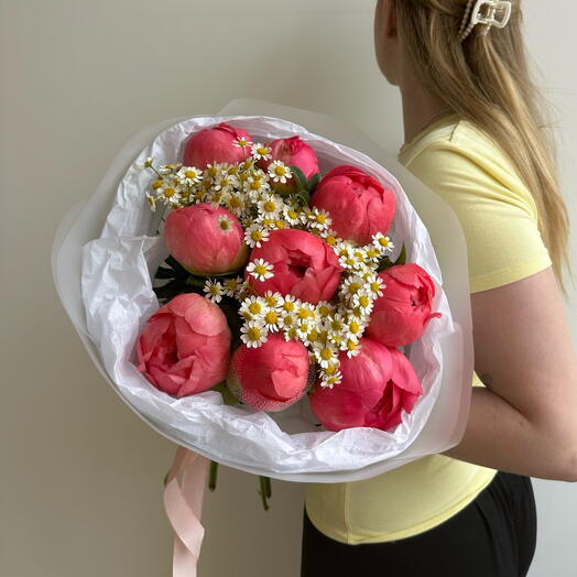 Букет из пионов Coral Sharm и ромашки🌼