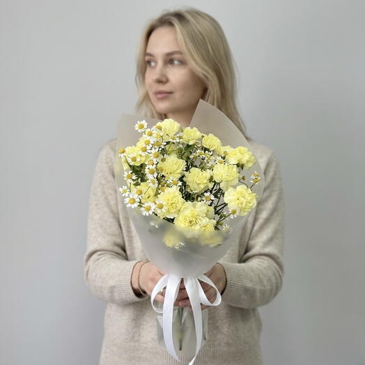 Солнечный букет-комплемент из 9 желтых кустовых диантусов и танацетума