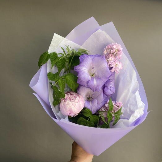 Букет с пионом, гладиолусами, маттиолой, розовые пионы, гладиолусы, ароматный