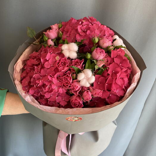 Красота гортензия и кустовые розы