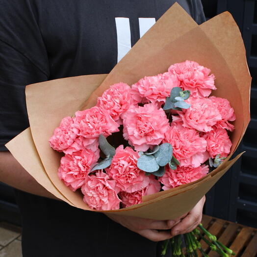 Monobucket of 15 carnations with eucalyptus