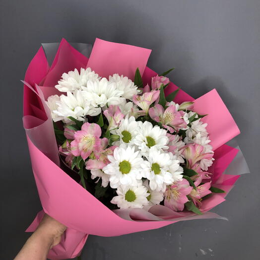 Букет с ромашками и альстромериями🌸