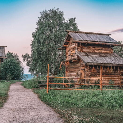 Подарочный сертификат «Экскурсия: Сказочная деревня Мандроги» (18 часов, 1 человек)