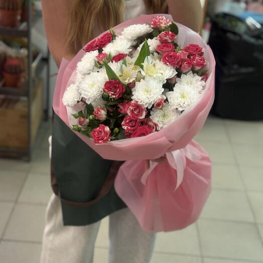 Сборный букет из ромашек и кустовых роз