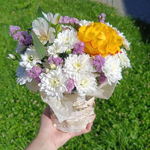 Композиция из розы, хризантем, альстромерии и статицы