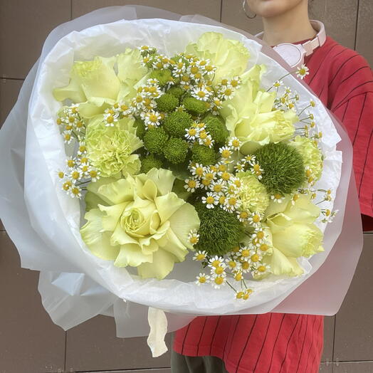 Букет с французскими розами лемонад, ромашками, сантини и диантусами