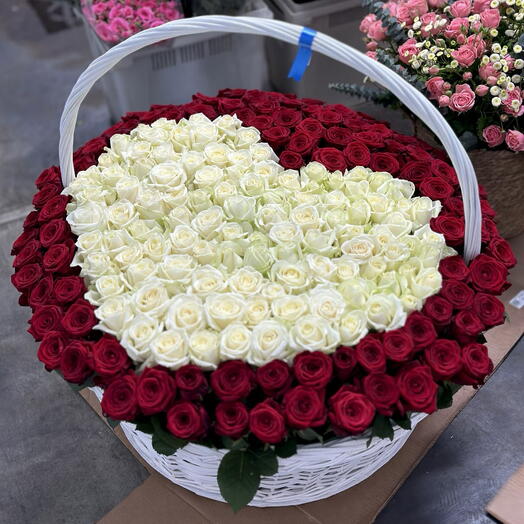 Сердце из роз в корзине