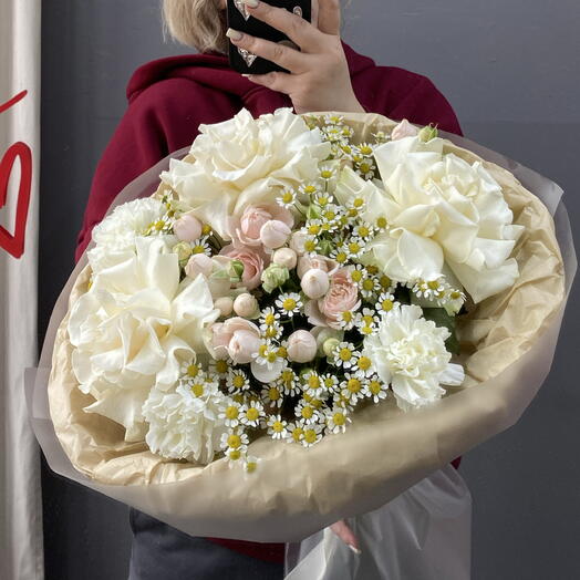 Летний бцкет из сезонных цветов ( французские розы , диантусы, ромашка , кустовые розы )