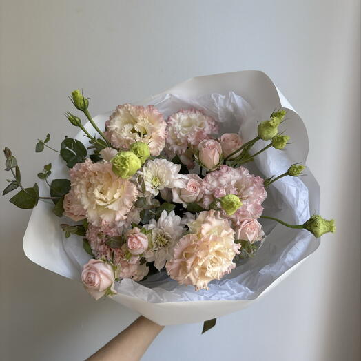 Нежный букет с кустовой розой и краснодарской эустомой🌸