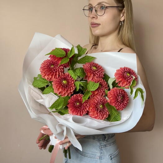 Георгины с малиной в стильном букете, 9 шт