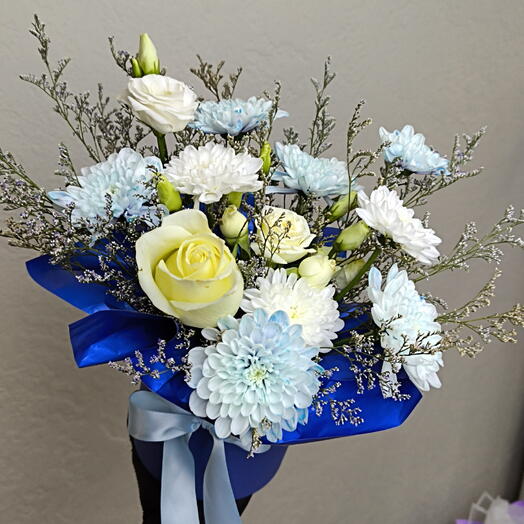 Композиция в синих оттенках с розами и хризантемой в коробочке 💙