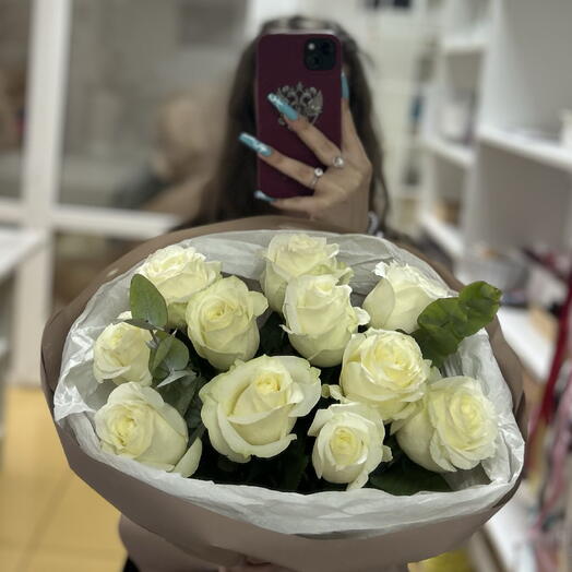 белый букетик с эвкалиптом