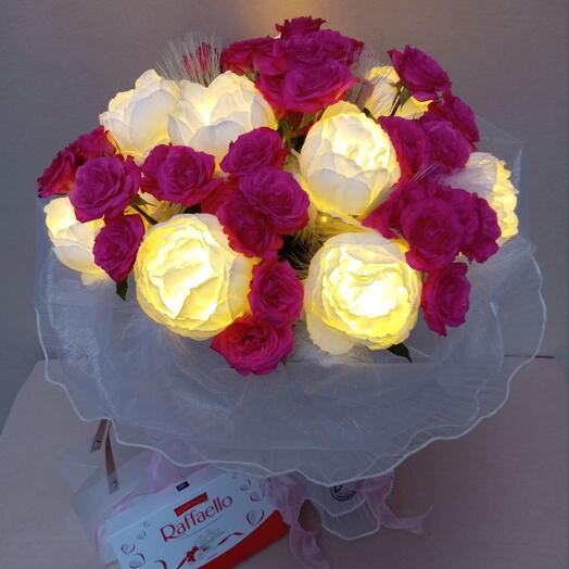 Fresh roses, glowing peonies, and Raffaello