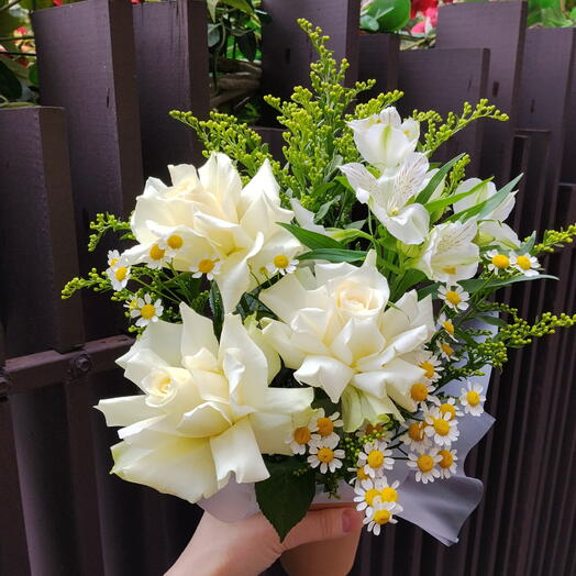 Розы в крафтовом стаканчике