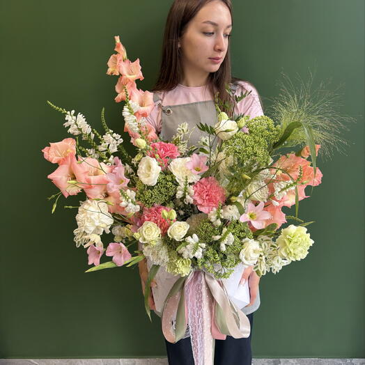 Корзина сборная с гладиолусами