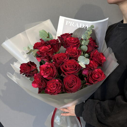 Букет из 19 эквадорских роз ред пантер и эвкалипта
