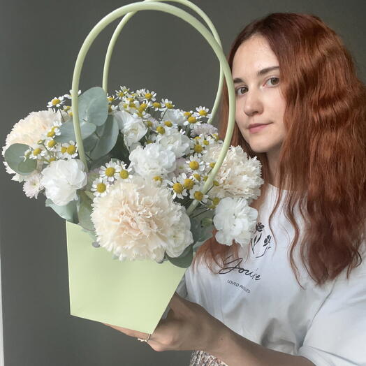 Корзинка сумочка Ромашка танацетум, эвкалипт, Хризантема Сантини и гвоздика