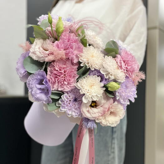 Стильная композиция в цилиндре с эустомой, хризантемой и диантусами💜