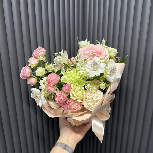 Композиция с пионовидными розами 💝