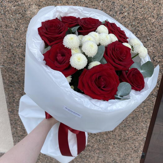 Букет с красными розами и хризантемой Bloom room