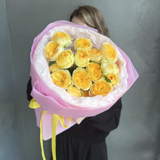 Моно-букет из ярких желтых кустовых роз