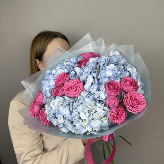 Букет из голубой Гортензии и Кустовой Розы🩵💓