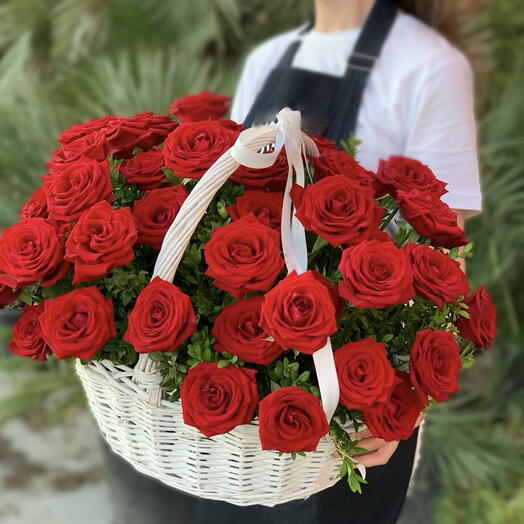 Большая корзина с красными розами