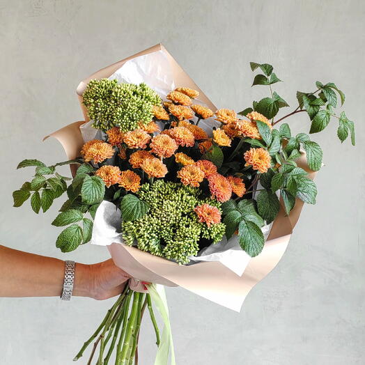 Букет с оранжевой кустовой хризантемой и зеленью к 1 сентября🧡🌿