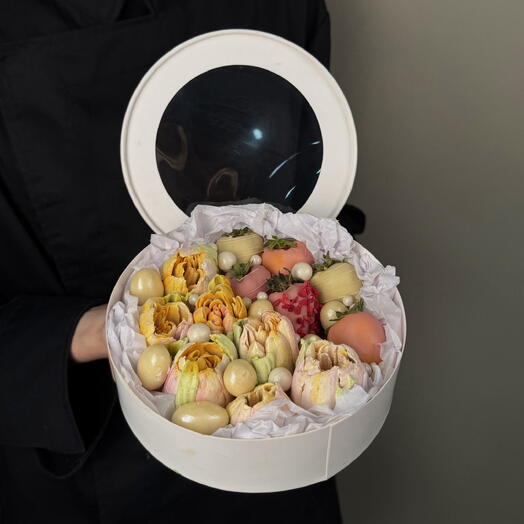 Круглая коробочка с зефиром ручной работы и клубникой в шоколаде