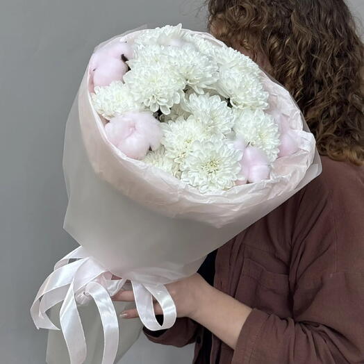 Букет из кустовой хризантемы и розового хлопка