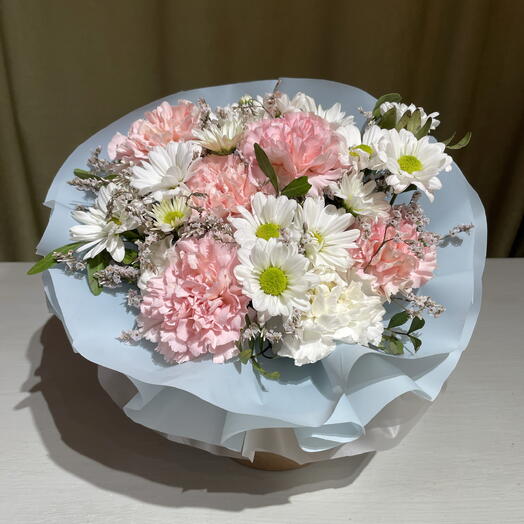 Композиция в шляпной коробке с диантусами и ромашками