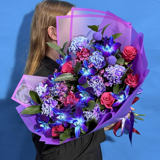 Букет яркие розы и космическая Орхидея. Авторский букет 528. Leoraflowers