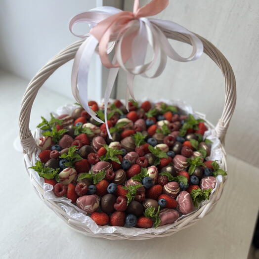 Шикарная корзина ягод