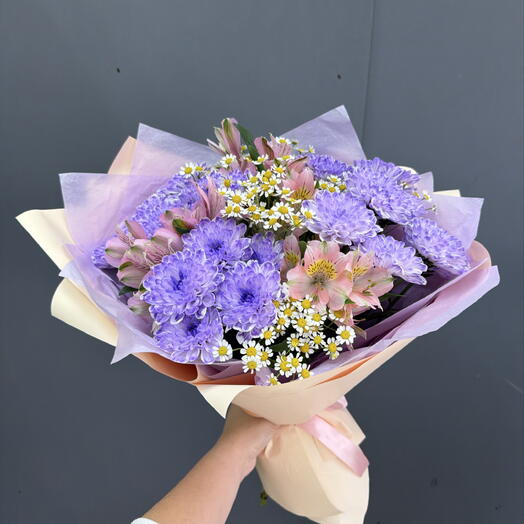 Сборный букет из фиолетовых хризантем, танацетума и альстромерий 💜