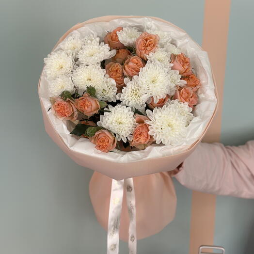 3 кустовых роз и 3 хризантем