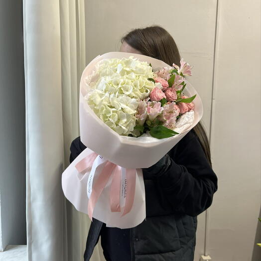 Букет-комплимент: пионовидные розы,гортензия и альстромерия