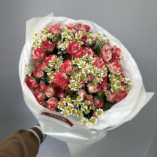 Дуобукет из кустовых роз и ромашек