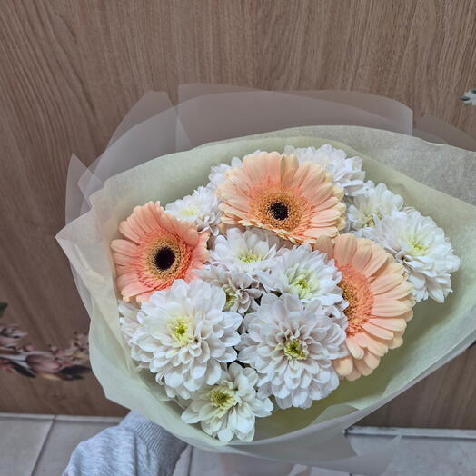 Букет из Гербер и кустовой хризантемы