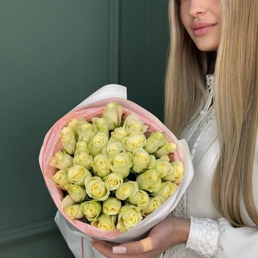 Моно букет из 35 белых роз