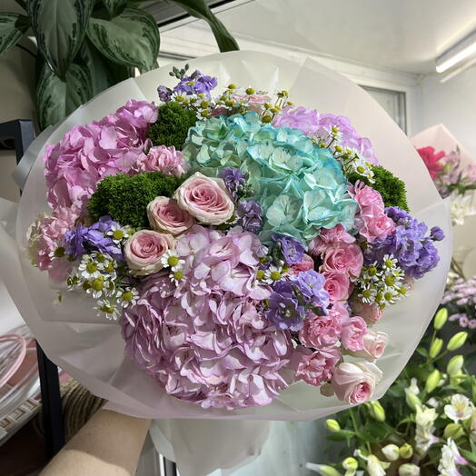 Дофаминовый букет из Гортензия и Роза кустовая, ромашка,  маттиола,  трахелиум,  диантус кустовая
