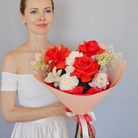 Готовый букет французские розы, эустома, гвоздика диантус, ромашки, рускус