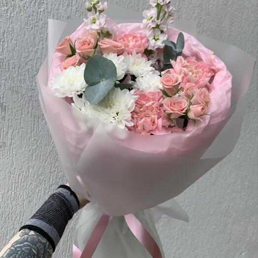 Сборный Букет: Маттиола, Кустовые Розы, Хризантема и Диантусы 🦋