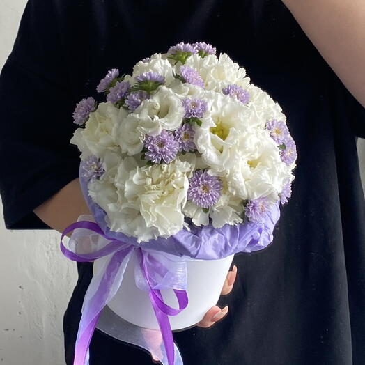 Композиция в коробочке с сиреневой астрой, диантусами и лизиантусом 💜